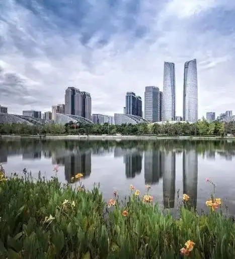 在公园里录音频拆盲盒学知识......生态成都大篷车开进双流
