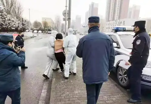  两名女子不愿戴口罩被抓疫情下的傲慢要不得