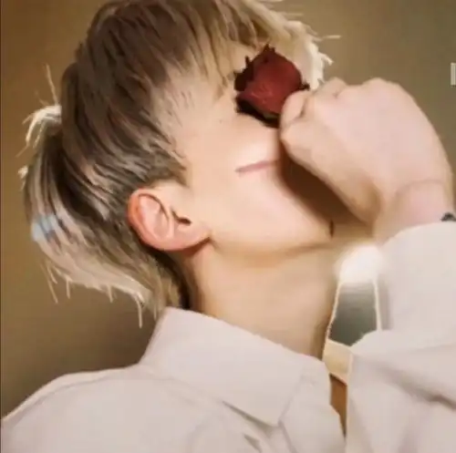 忧郁的男生头像