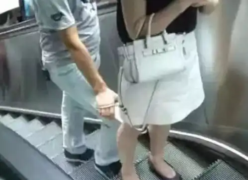  戴口罩女子怀疑被男子偷看就开骂男生怒怼就露一对眼珠子看啥