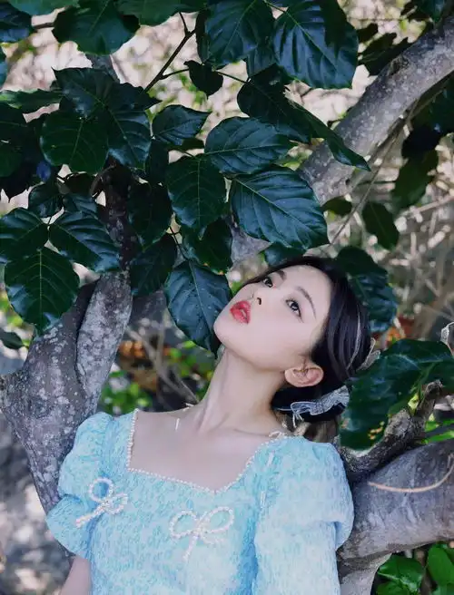  杨超越一个回眸恍如漫画少女,难怪全网都在求她这个元气妆容