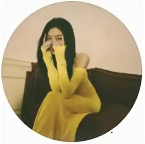  李嫣有股王菲身上的灵气,牛仔外套配彩虹袜子,撞衫妈妈不输气场