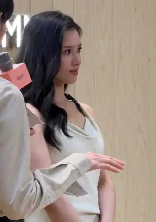  同是线下活动白裙子,周也清新脱俗,却被张婧仪的女人味惊艳了