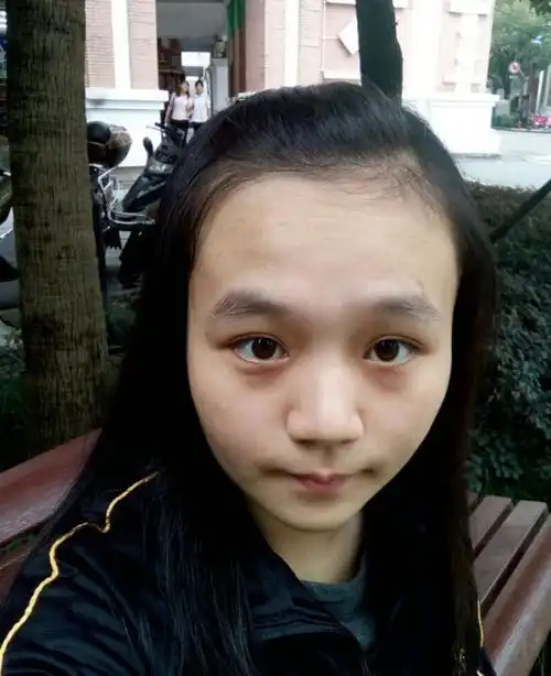  男子在高铁站接网恋女友,见到真人后郁闷了,网友你也不是什么好人