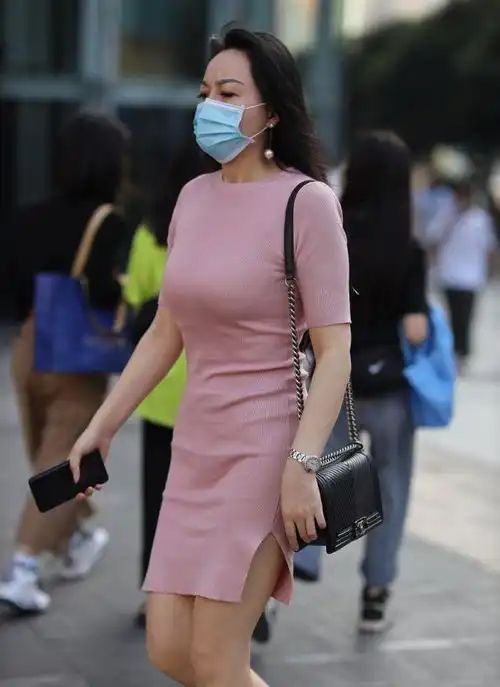  连衣裙体现气质,搭配方面更是彰显个性,显得大气