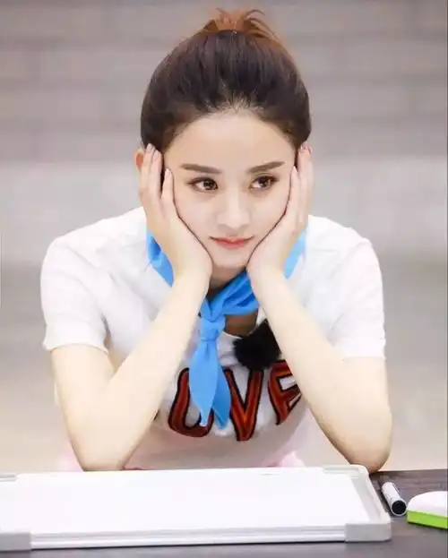  技巧比剪刀手更好看的拍照姿势