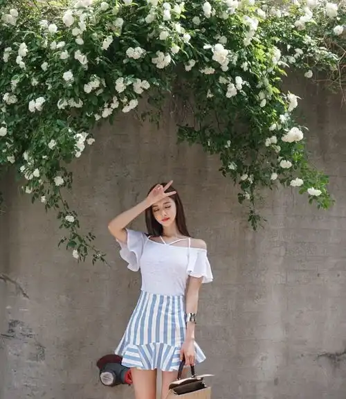  俏丽清秀的气质美女,精致短裙清新又大气,元气满满人比花娇