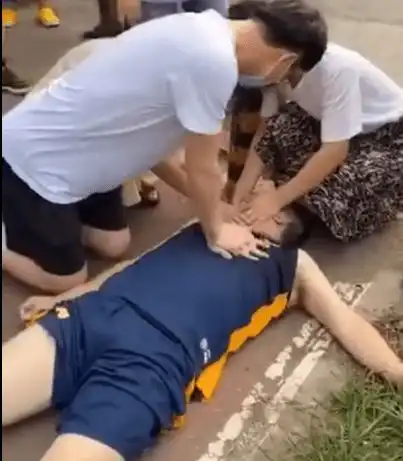  对话跪地抢救公园晕倒男子北大医护再早些到就好了