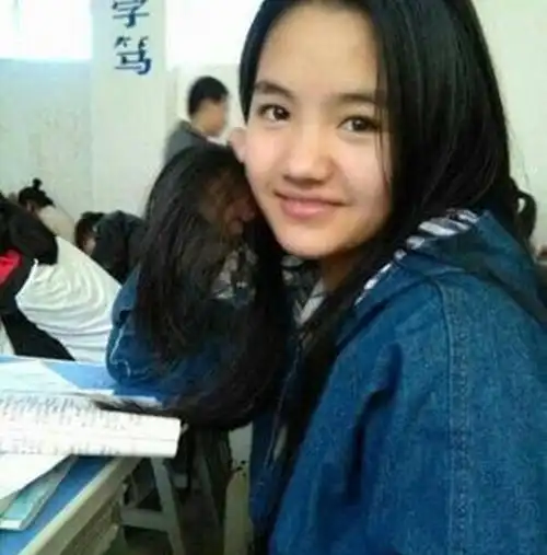  她是变形记最幸运的女孩,被城市妈妈收养后,如今变成了这样