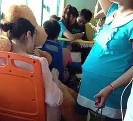  公交车上孕妇跟老人大打出手,孕妇用包砸大妈的头,乘客砸的好