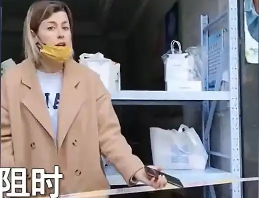  上海外籍女子要从封控小区外出遛狗,还不戴好口罩,网友反应亮了