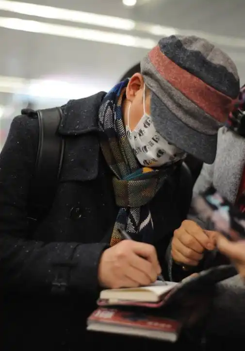  潘粤明卡通口罩展反差萌,帅大叔也有一颗可爱少女心