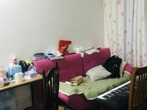  朝南主卧出租干净卫生招单身女生