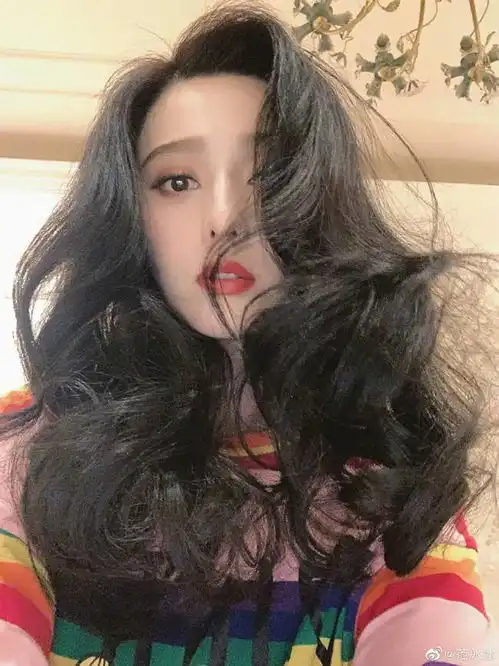  漂亮范冰冰大波浪卷发配红唇气场足,明艳撩人