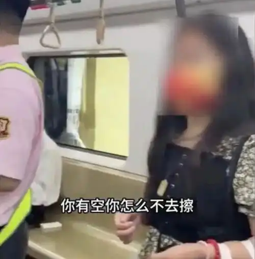  妈呀女子在上海地铁车厢内吐痰乘客批评她反被怼为什么你们有空不去擦