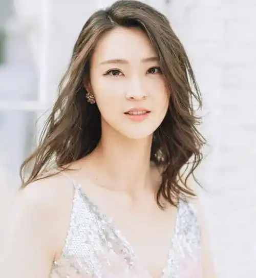  颜值不输明星的女运动员,身材高挑气质出众,一人36岁依然单身