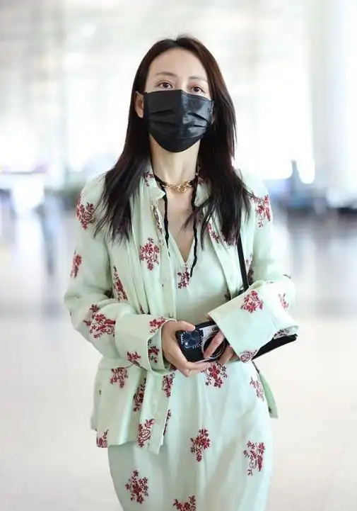  王鸥才是走在时尚前端的女人古风碎花裙配choker,意外高级减龄