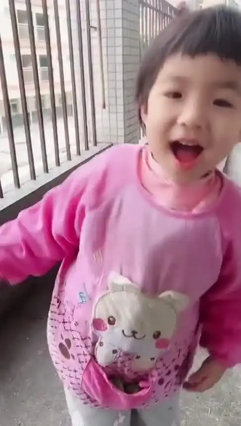  这小孩子最近很火,一看到镜头就摆pose,简直不要太萌了