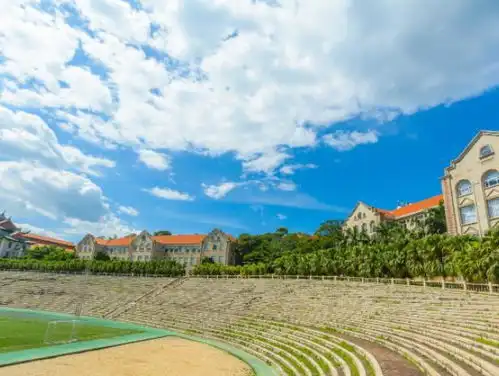  中国最美的大学,青春洋溢清新脱俗,游客想回学校恋爱了