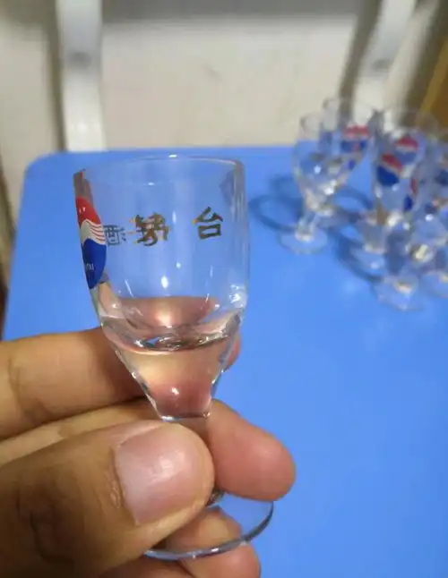  茅台酒上绑一根红飘带,作用不是一般的大,如果只觉得好看就错了