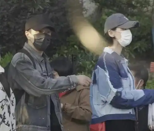  刘恺威跟女友同游被偶遇,女方身高超越男方,正面曝光十分漂亮