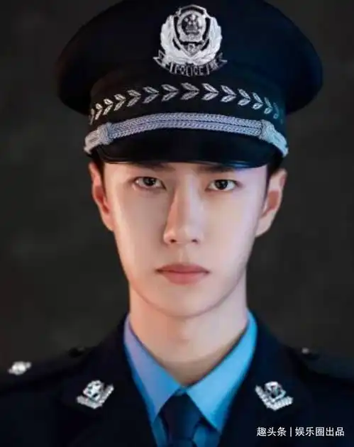  王一博站军姿照火了,谁留意到他的大拇指,小鲜肉该学一学了