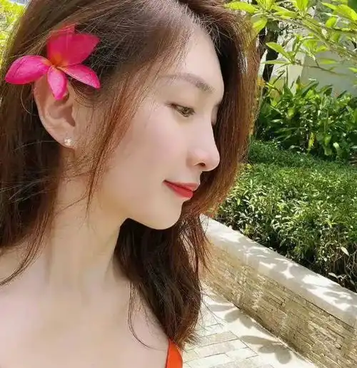  打脸离婚传闻金巧巧晒出一家四口中秋合影,红衣上身满脸喜气