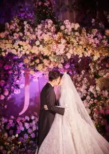  唐嫣大婚圆满结束,百褶婚纱裙却美的太高调,令人羡慕