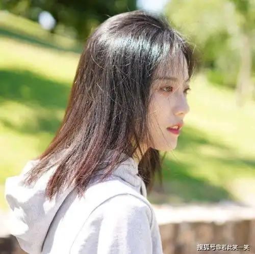  当时间偷走初衷,留下的只是苦衷我们总是呆在一段时光里,怀念另一段时光都太