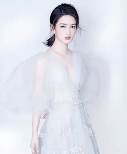  李沁出席某活动,身着白色薄纱礼服,清新脱俗,愈发魅力十足