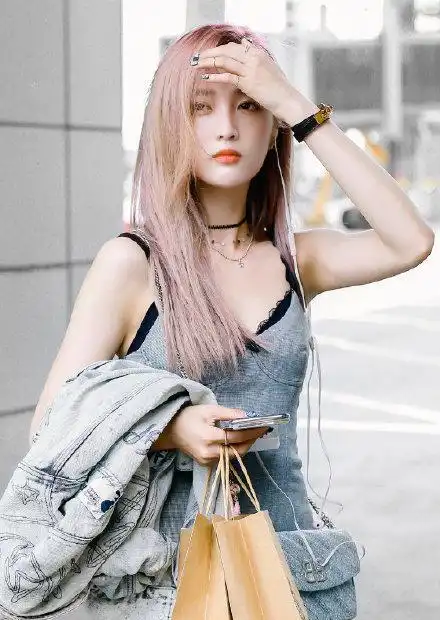  吴宣仪穿吊带裙显清新优雅魅力,3种穿搭风格少女感满满,特别美