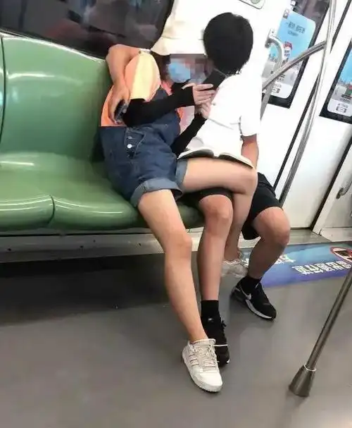  初中情侣地铁上当众啪啪啪,画面令人无语,网友毁三观