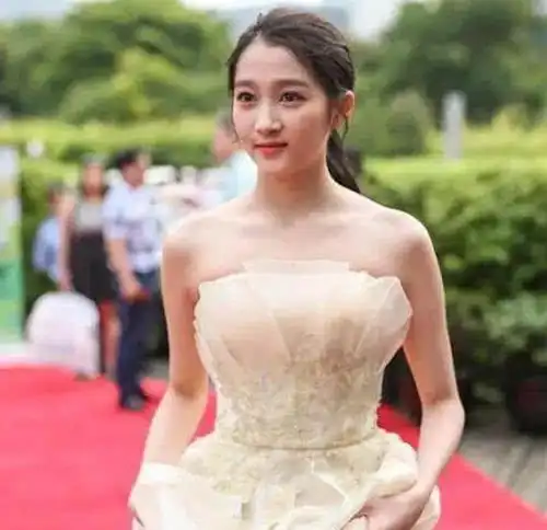  鹿晗哪里捡的宝关晓彤故意穿小一码紧身衣,身材堪比过山车
