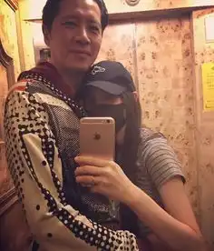  欧阳娜娜晒照为爸爸庆生戴口罩与父亲亲密相拥