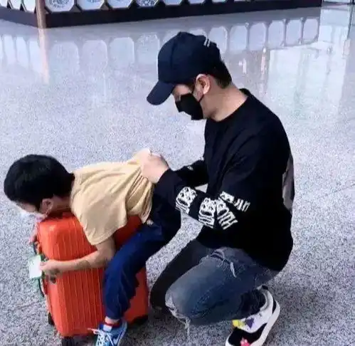 震惊娱乐圈黄晓明揭秘孩子非亲生杨颖回应出人意料引热议