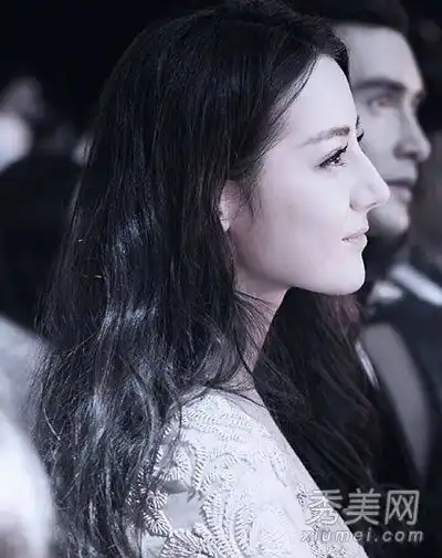  古力娜扎佟丽娅外交风格长卷发与强势总统勾搭