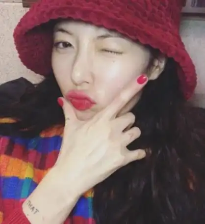  不羡慕金泫雅的发量,却嫉妒她的神仙皮肤,女人都想要的牛奶肌