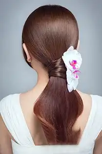  女生春天鲜花造型简约时尚造就清新美人