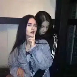 闺蜜的自拍多了一个人