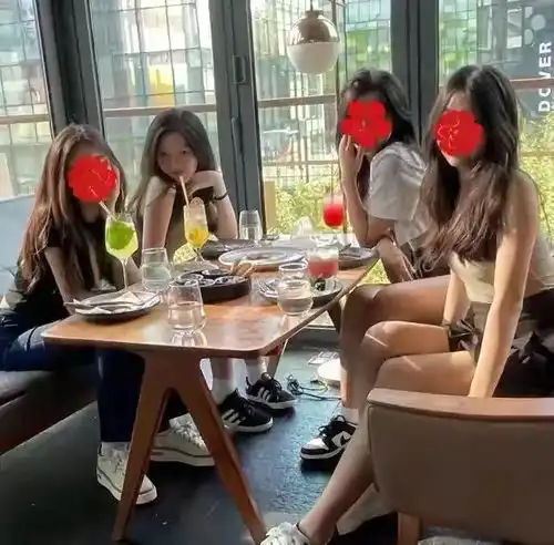  李嫣现身环球影城被偶遇,穿热裤大秀白皙美腿,拎3万菜篮子包包