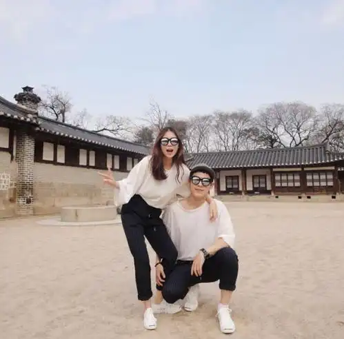  情侣旅行这样拍合照,甜到齁
