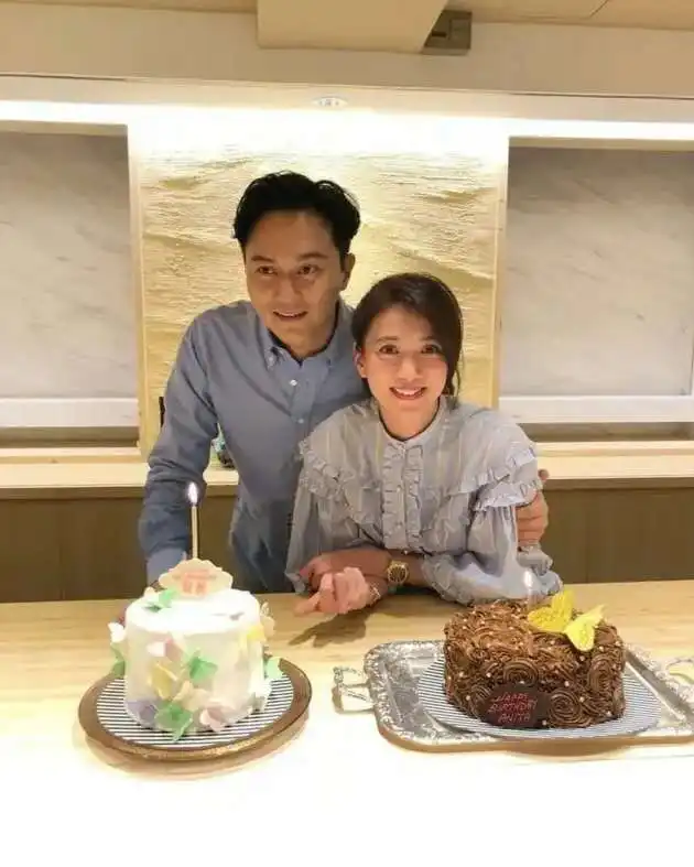  张智霖情人节带袁咏仪出来买包,戴口罩装备齐全,袁咏仪变小女人