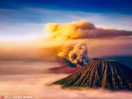  摄影师拍婆罗摩火山喷发如梦似幻美若仙境