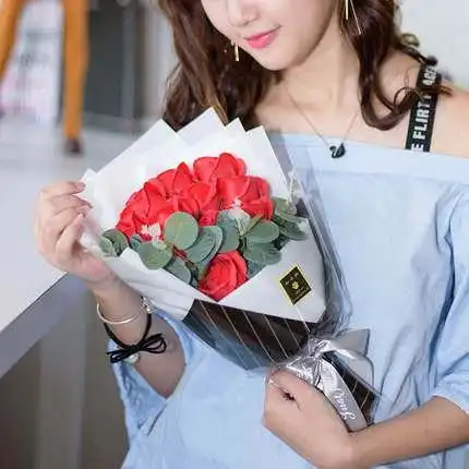  教师节单身女老师被学生表白,家长在微信群里激烈讨论,很尴尬