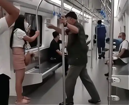 女生头像戴口罩 冷酷男