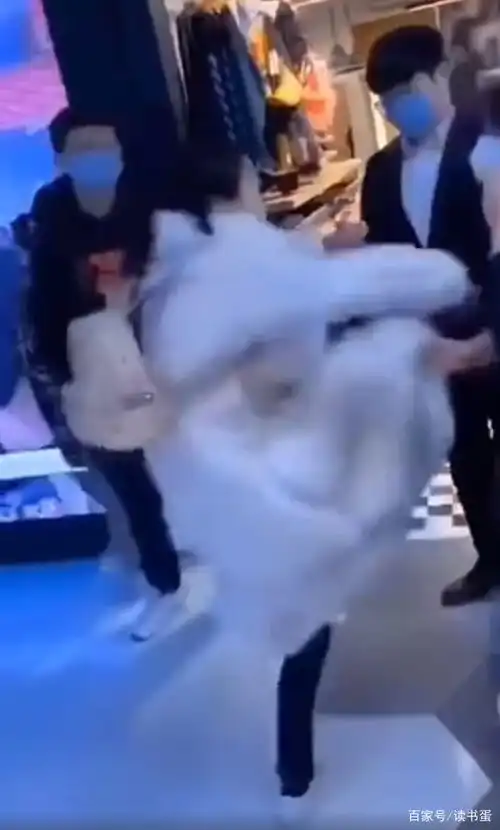  气愤一女子不戴口罩硬闯商场,这种人必须要曝光