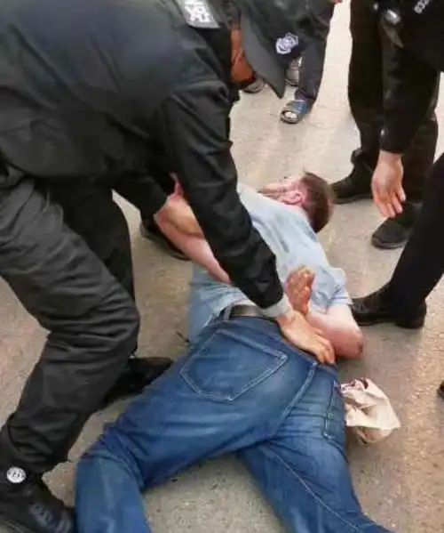  不配合抗疫当场被拷走这就是外国人在华撒野的下场