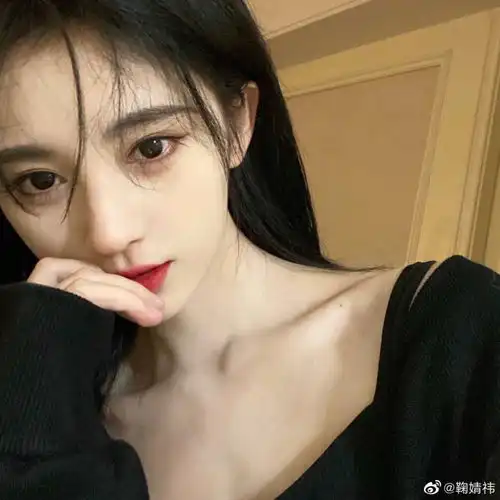  鞠婧祎发美照尝试不同风格,脸却像极网红脸,磨皮美颜太严重