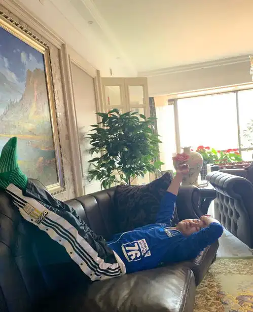  程莉莎晒一家三口照,温馨美满,彼此因为拥有对方而幸福
