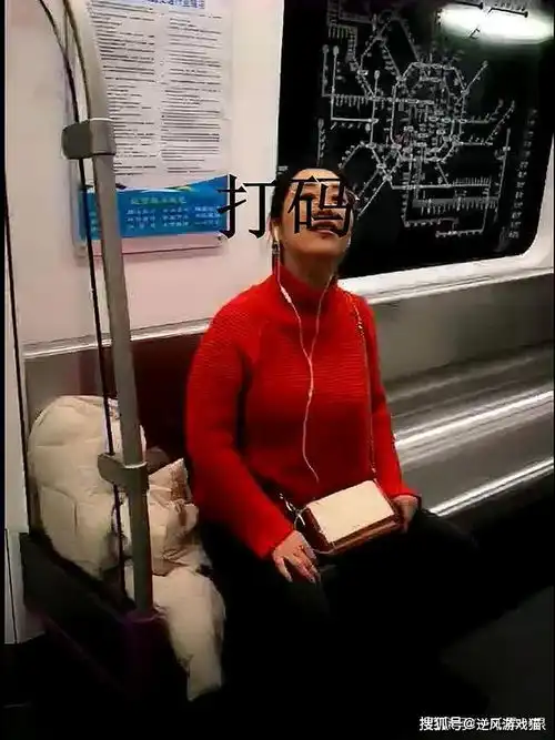  女子坐地铁不戴口罩,辱骂热心市民,网友搜出其职业可能是老师